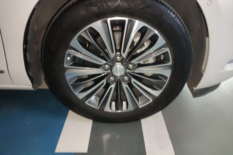Used Buick GL8 2021 ES Land Cruiser 653T Smart Flagship Model Right Front Wheel Hub