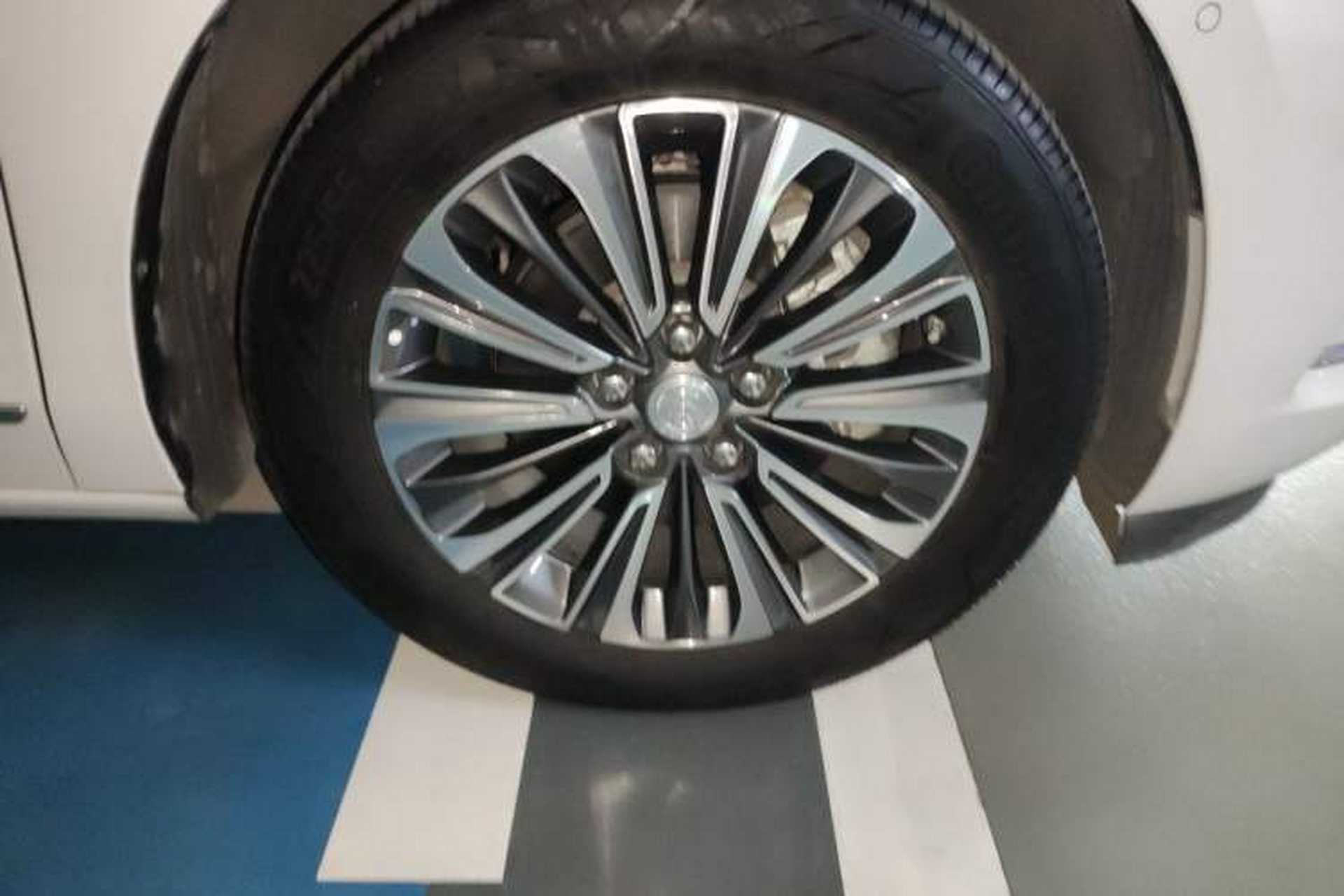 Used Buick GL8 2021 ES Land Cruiser 653T Smart Flagship Model Right Front Wheel Hub