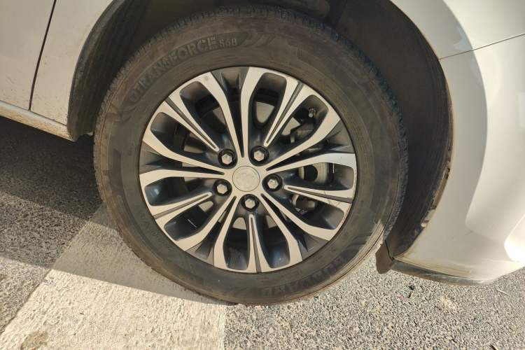Used Buick GL8 2021 Land Cruiser Executive Class 652T Comfort Model Right Front Wheel Hub