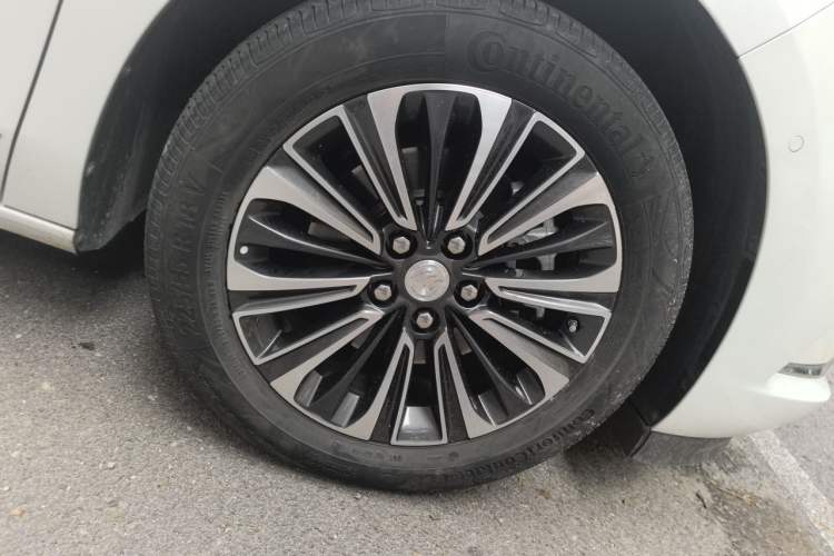 Used Buick GL8 2021 ES Land Cruiser 653T Flagship Model Right Front Wheel Hub