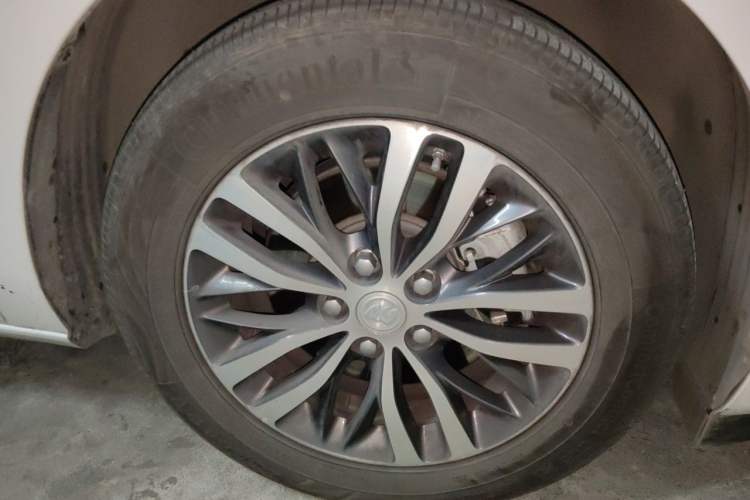 Used Buick GL8 2021 ES Landtrek 653T Comfort Edition Right Front Wheel Hub