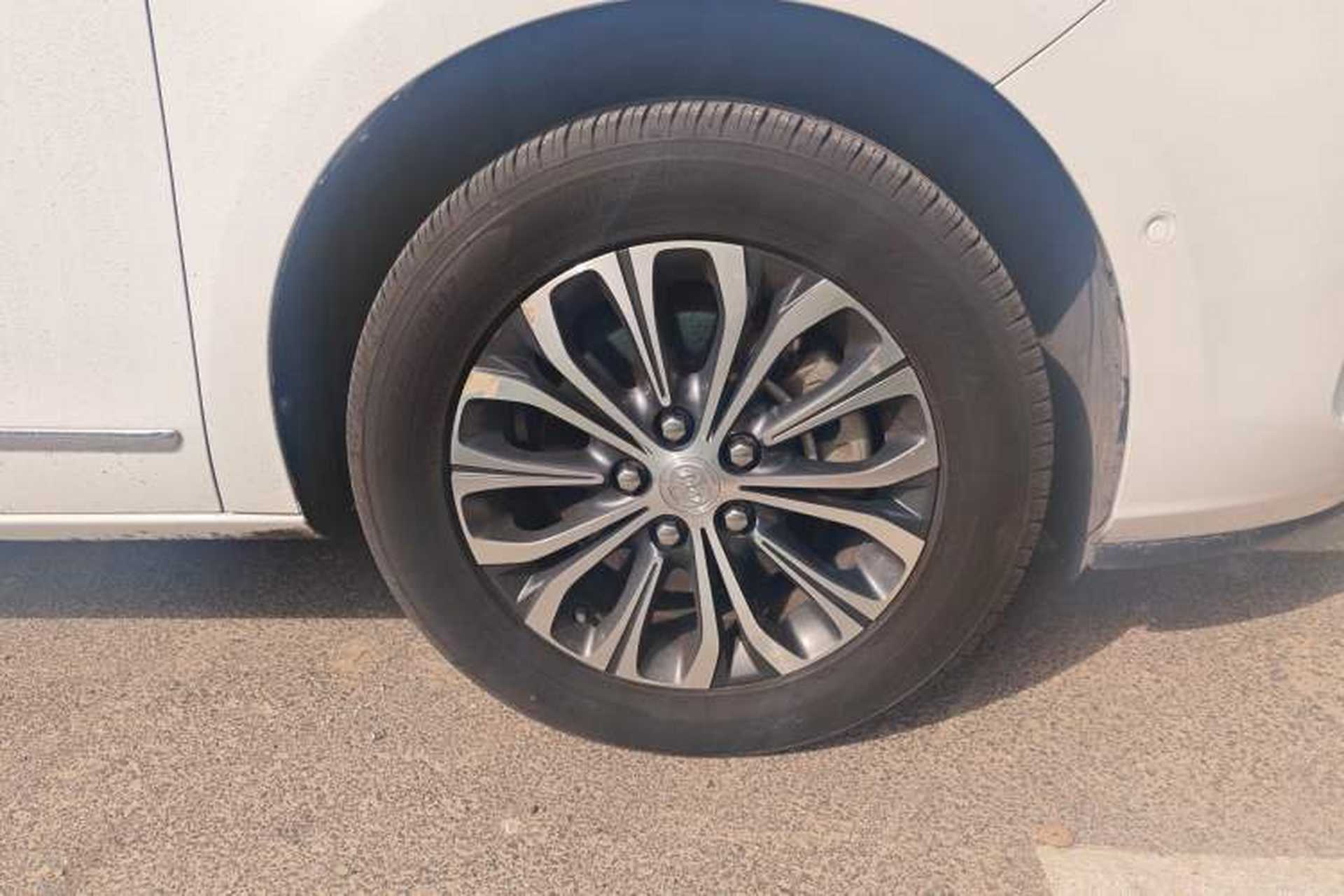 Used Buick GL8 2021 Land Cruiser Executive 652T Premium Model Right Front Wheel Hub