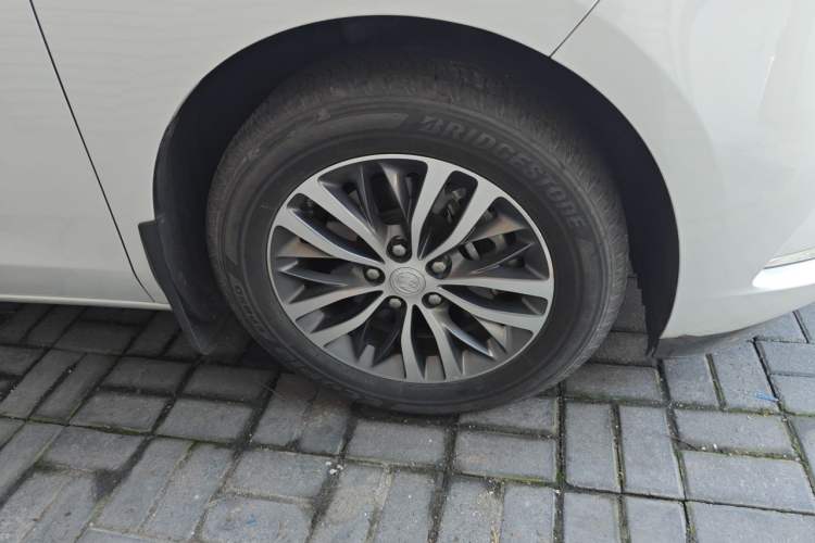 Used Buick GL8 2021 ES Landtrek 653T Comfort Edition Right Front Wheel Hub
