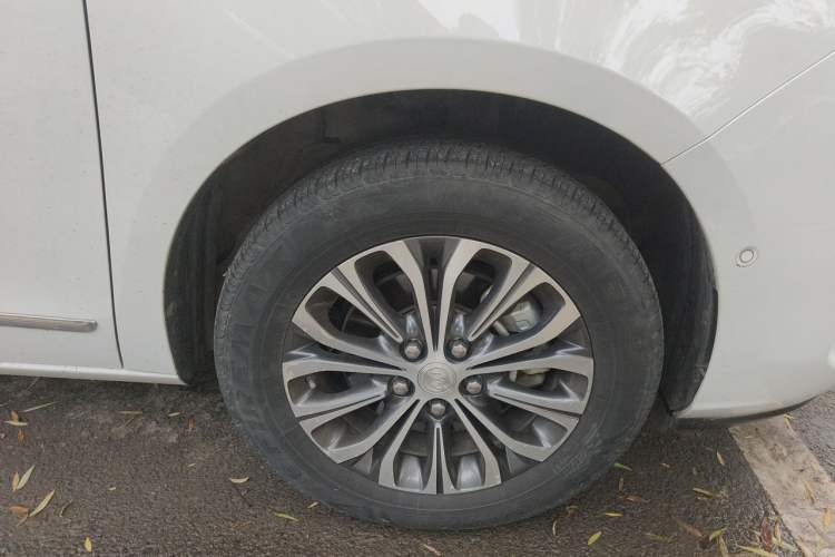 Used Buick GL8 2021 Land Cruiser Executive 652T Premium Model Right Front Wheel Hub