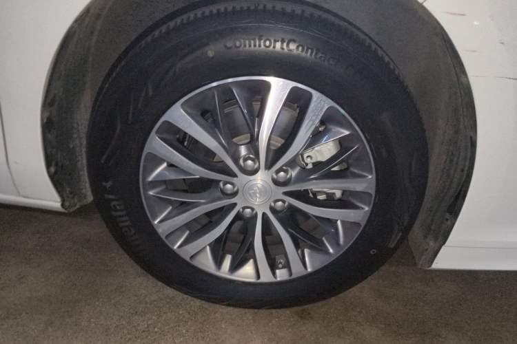 Used Buick GL8 2021 ES Landtrek 653T Comfort Edition Right Front Wheel Hub