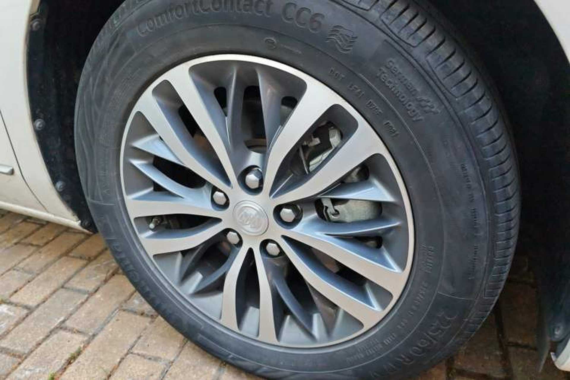 Used Buick GL8 2021 ES Landtrek 653T Comfort Edition Right Front Wheel Hub