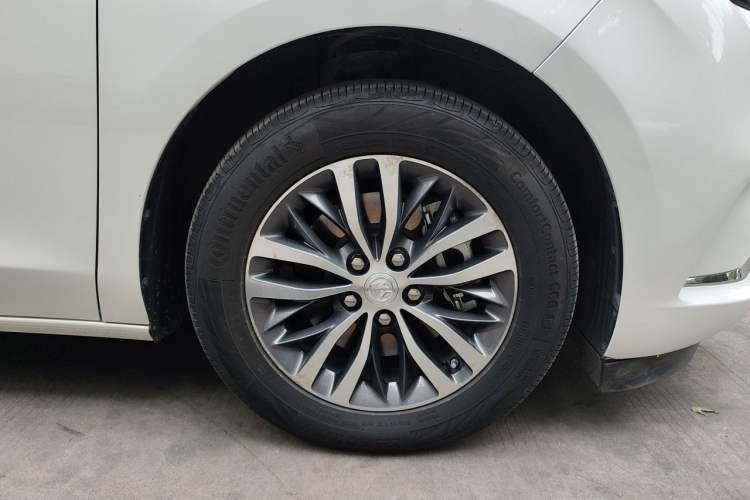 Used Buick GL8 2021 ES Landtrek 653T Comfort Edition Right Front Wheel Hub