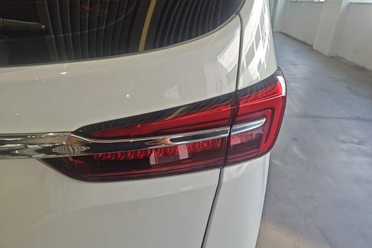 Used Buick GL8 2021 Land Cruiser Executive Class 652T Comfort Model Right Rear Taillight