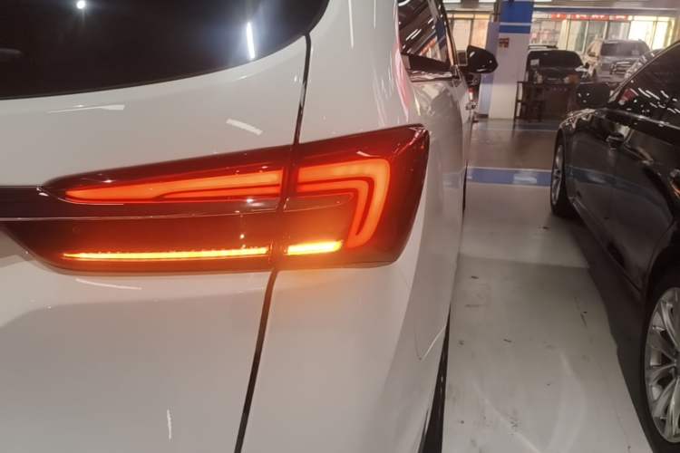 Used Buick GL8 2021 Land Cruiser Executive Class 652T Luxury Model Right Rear Taillight