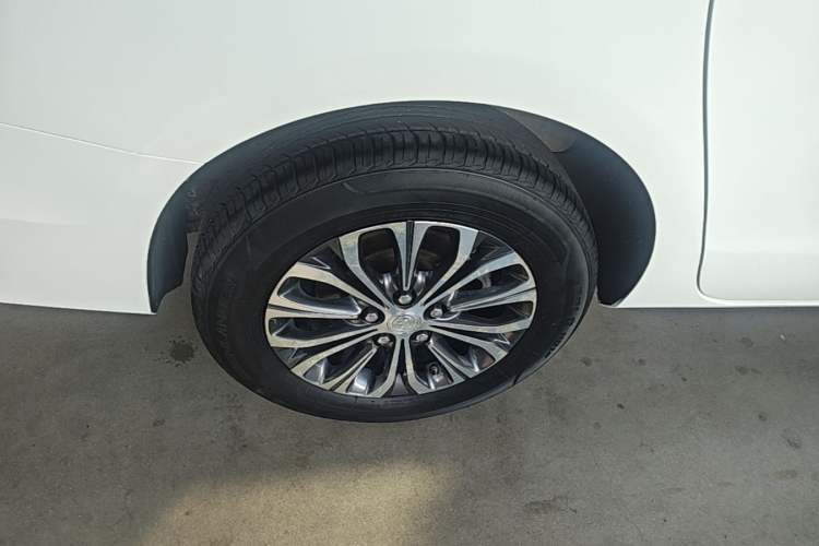 Used Buick GL8 2021 Land Cruiser Executive Class 652T Comfort Model Right Rear Wheel Hub