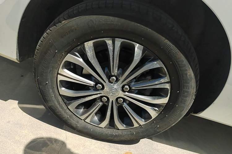 Used Buick GL8 2021 Land Cruiser Executive 652T Premium Model Right Rear Wheel Hub