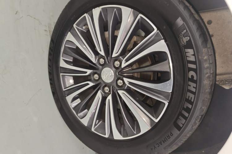 Used Buick GL8 2021 ES Land Cruiser 653T Flagship Model Right Rear Wheel Hub