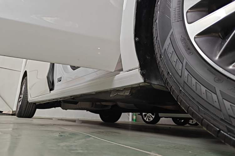 Used Buick GL8 2021 ES Land Cruiser 653T Luxury Edition Right Side Sill