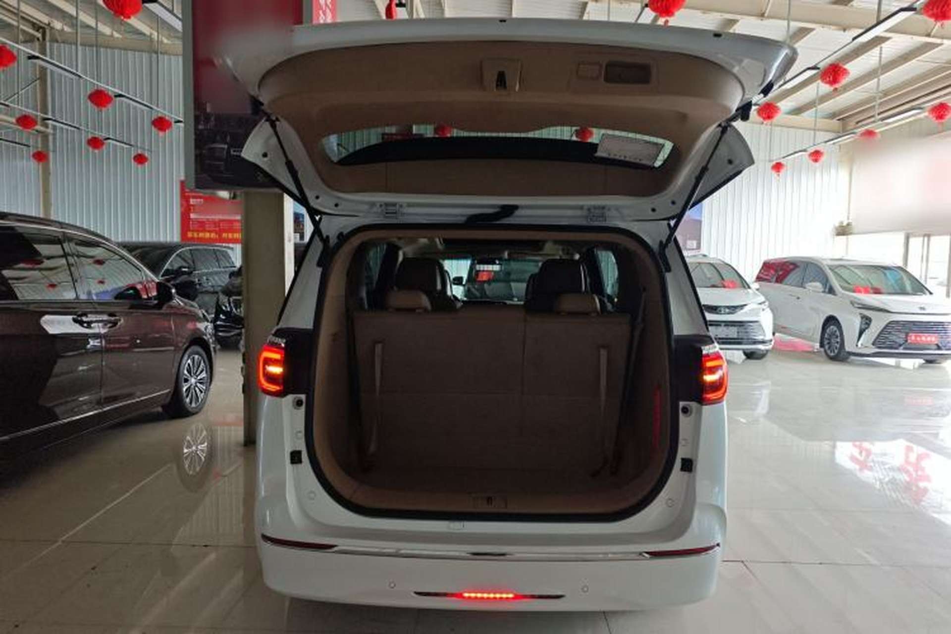 Used Buick GL8 2021 ES Land Cruiser 653T Luxury Edition Trunk