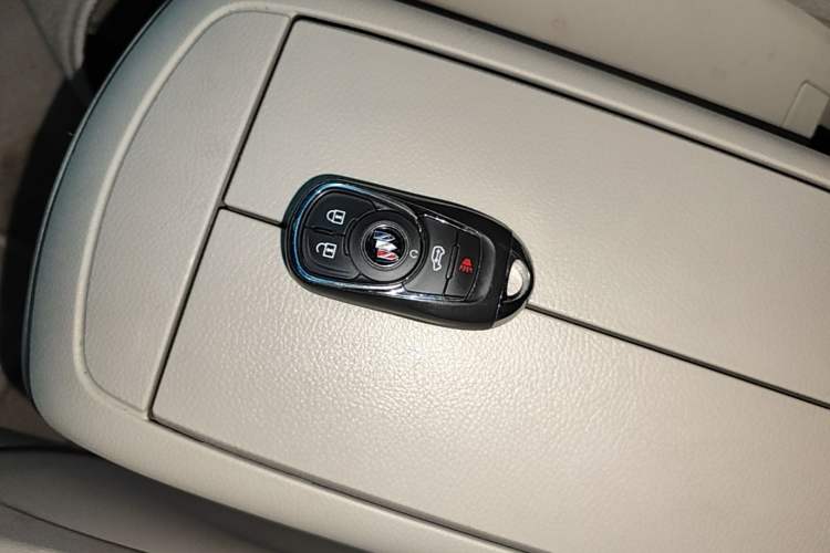 Used Buick GL8 2021 Land Cruiser Executive Class 652T Smart Luxury Model Vehicle Key