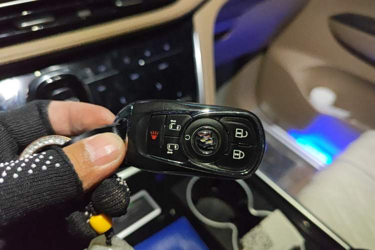 Used Buick GL8 2021 ES Land Cruiser 653T Luxury Edition Vehicle Key