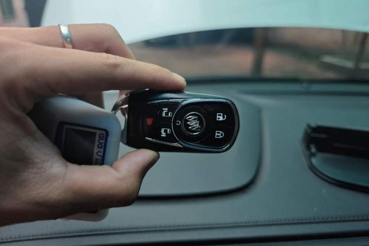 Used Buick GL8 2021 ES Land Cruiser 653T Luxury Edition Vehicle Key