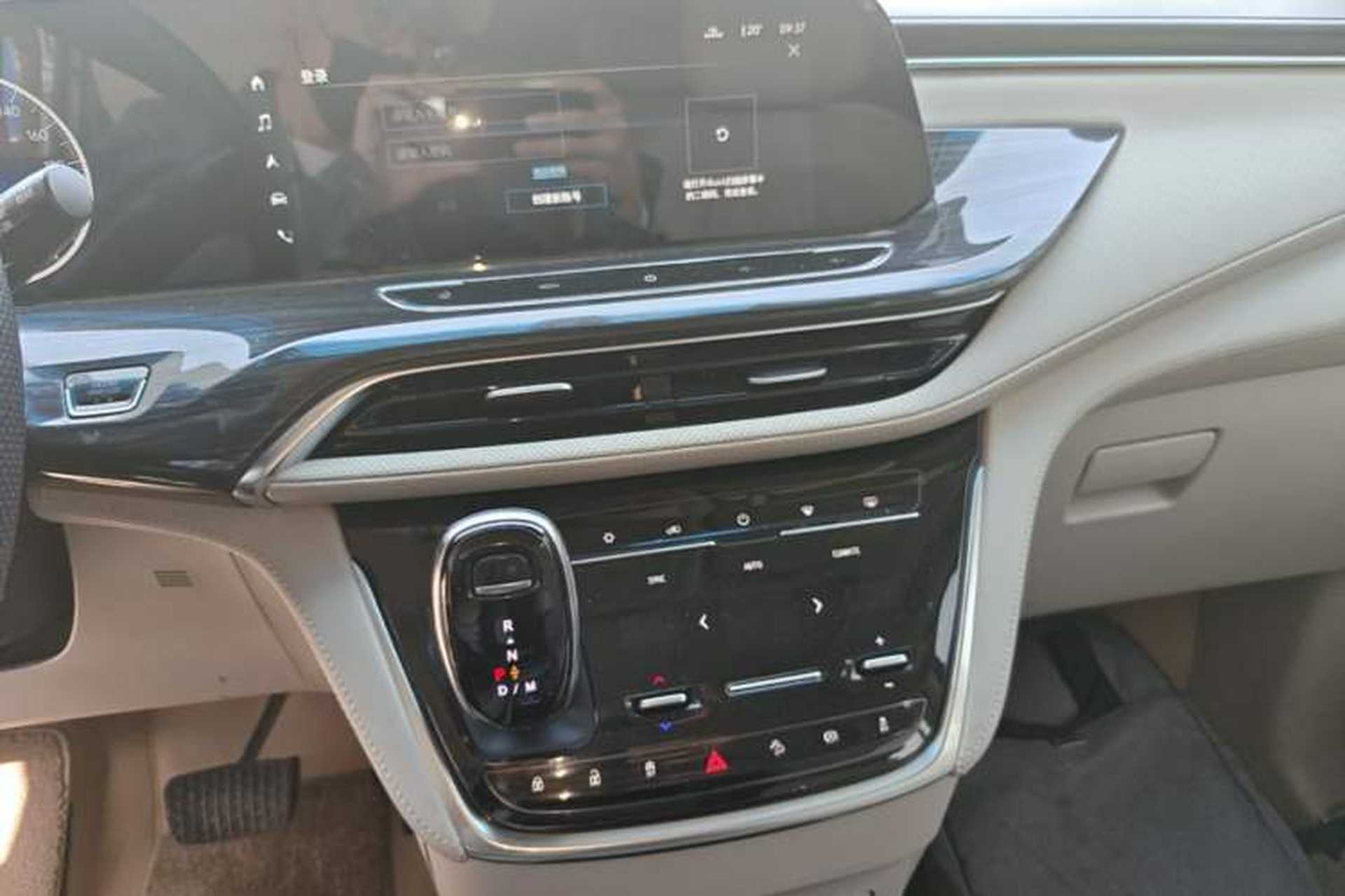 Used Buick GL8 2021 ES Landtrek 653T Comfort Edition Audio And AC Panel