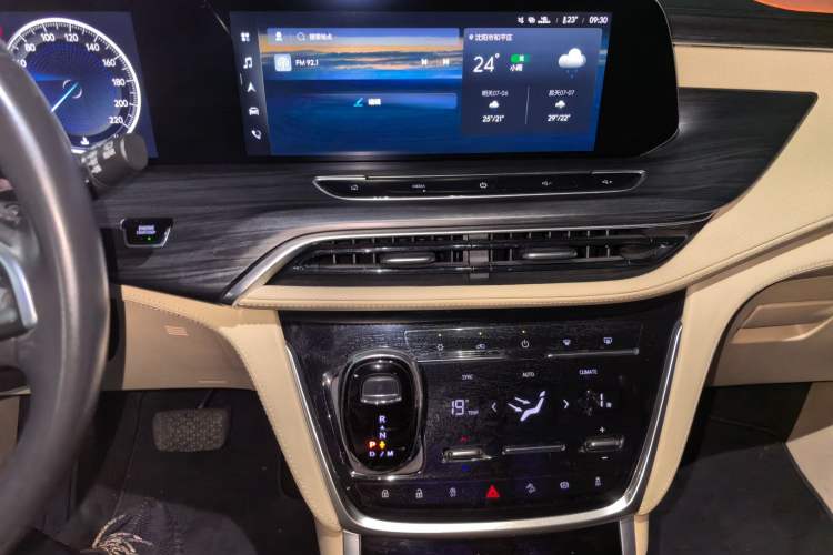Used Buick GL8 2021 ES Land Cruiser 653T Luxury Edition Audio And AC Panel