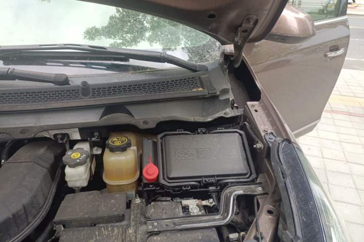Used Buick GL8 2021 Land Cruiser Executive Class 652T Luxury Model Engine Bay Left