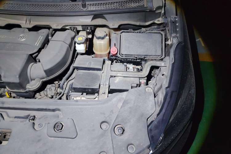 Used Buick GL8 2021 Land Cruiser Executive Class 652T Comfort Model Engine Bay Left
