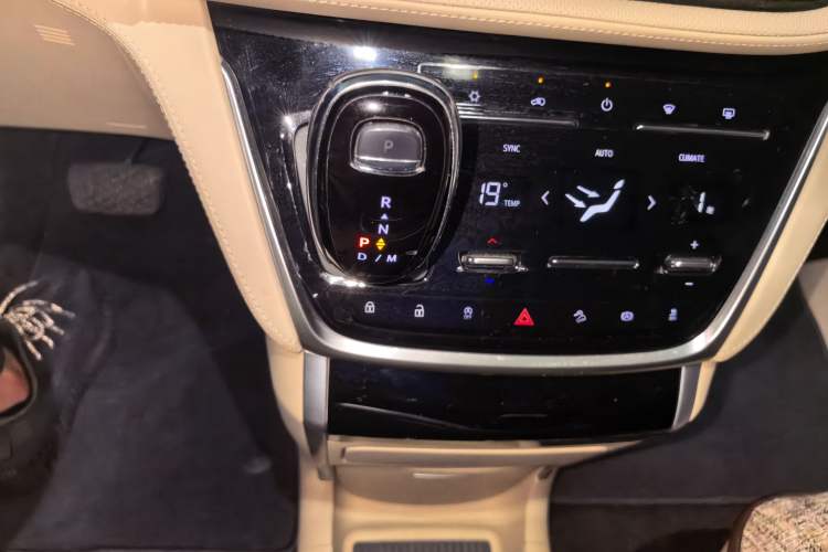 Used Buick GL8 2021 ES Land Cruiser 653T Luxury Edition Gear Lever