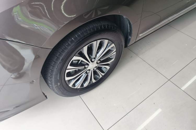 Used Buick GL8 2021 Land Cruiser Executive Class 652T Smart Luxury Model Left Front Wheel Hub