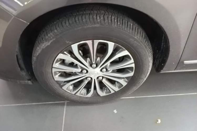 Used Buick GL8 2021 Land Cruiser Executive Class 652T Luxury Model Left Front Wheel Hub