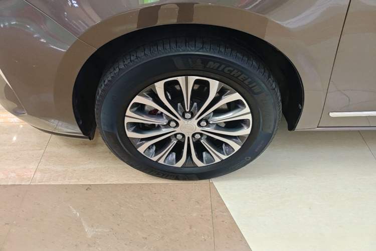 Used Buick GL8 2021 Land Cruiser Executive Class 652T Luxury Model Left Front Wheel Hub