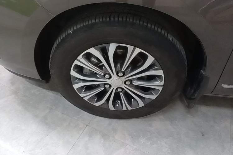 Used Buick GL8 2021 Land Cruiser Executive Class 652T Luxury Model Left Front Wheel Hub