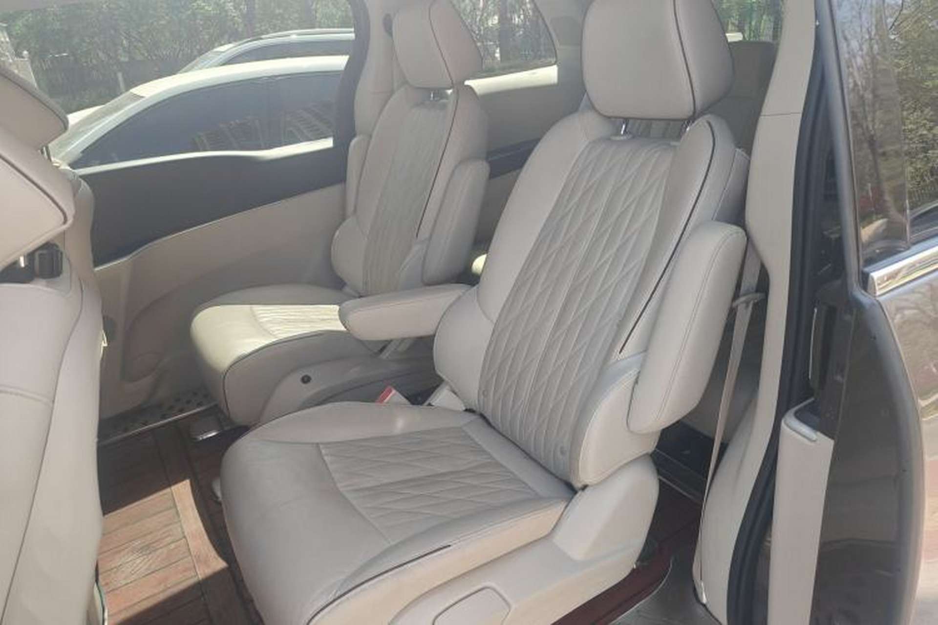 Used Buick GL8 2021 Land Cruiser Executive Class 652T Luxury Model Left Rear Seat