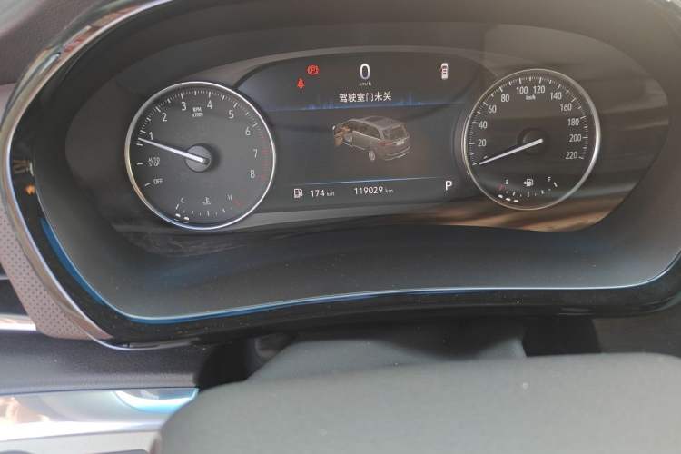 Used Buick GL8 2021 Land Cruiser Executive Class 652T Luxury Model Odometer Close Up