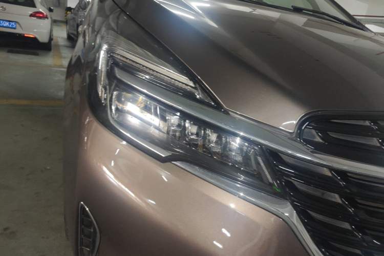 Used Buick GL8 2021 Land Cruiser Executive Class 652T Luxury Model Right Front Headlight