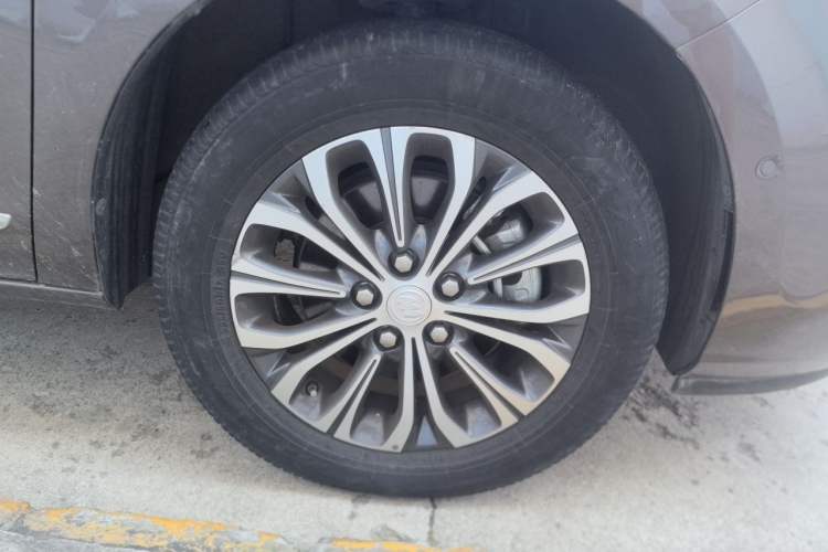 Used Buick GL8 2021 Land Cruiser Executive Class 652T Smart Luxury Model Right Front Wheel Hub