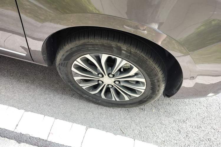 Used Buick GL8 2021 Land Cruiser Executive 652T Premium Model Right Front Wheel Hub