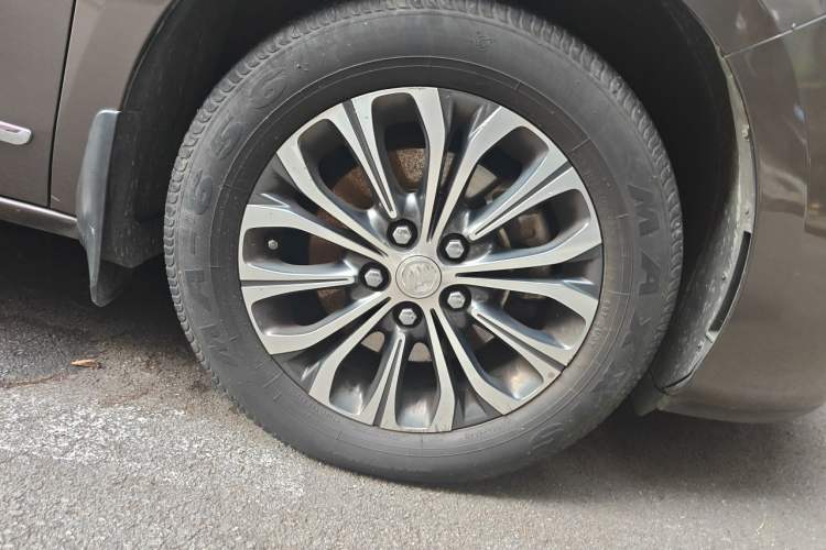 Used Buick GL8 2021 Land Cruiser Executive Class 652T Luxury Model Right Front Wheel Hub