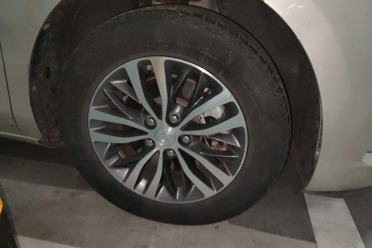 Used Buick GL8 2021 ES Landtrek 653T Comfort Edition Right Front Wheel Hub