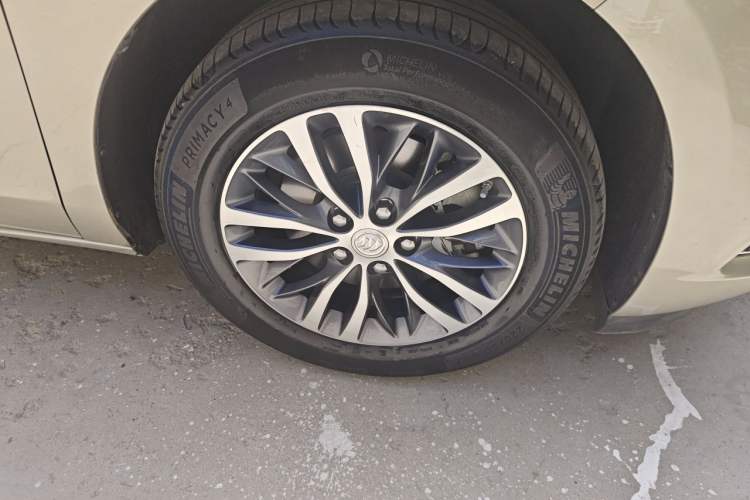 Used Buick GL8 2021 ES Landtrek 653T Comfort Edition Right Front Wheel Hub