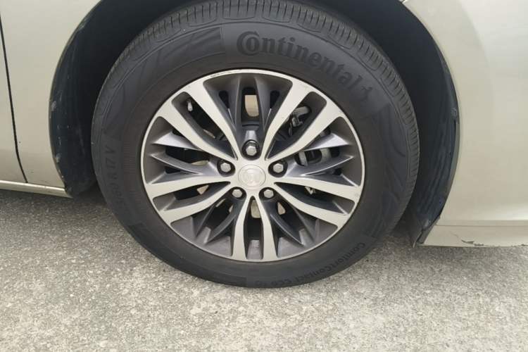 Used Buick GL8 2021 ES Landtrek 653T Comfort Edition Right Front Wheel Hub