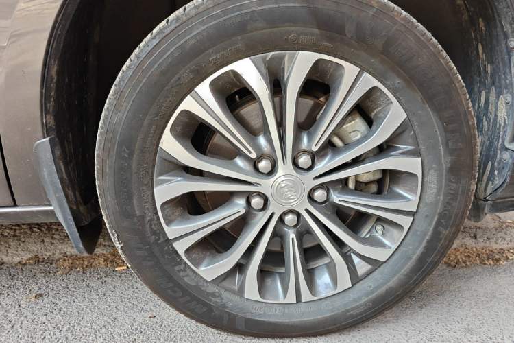 Used Buick GL8 2021 Land Cruiser Executive 652T Premium Model Right Front Wheel Hub