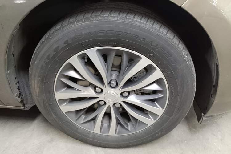 Used Buick GL8 2021 ES Landtrek 653T Comfort Edition Right Front Wheel Hub