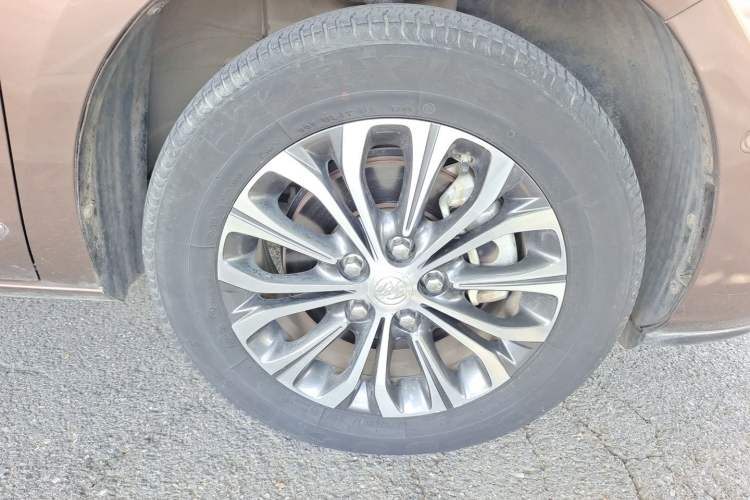Used Buick GL8 2021 Land Cruiser Executive 652T Premium Model Right Front Wheel Hub