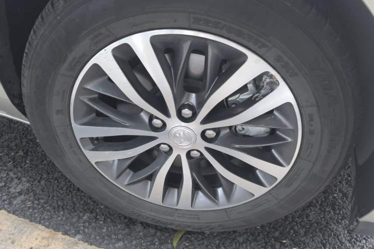 Used Buick GL8 2021 ES Landtrek 653T Comfort Edition Right Front Wheel Hub