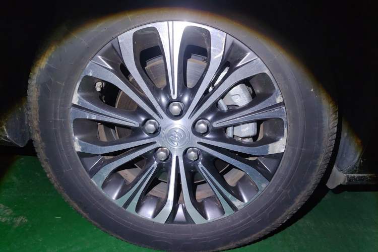 Used Buick GL8 2021 Land Cruiser Executive Class 652T Comfort Model Right Front Wheel Hub