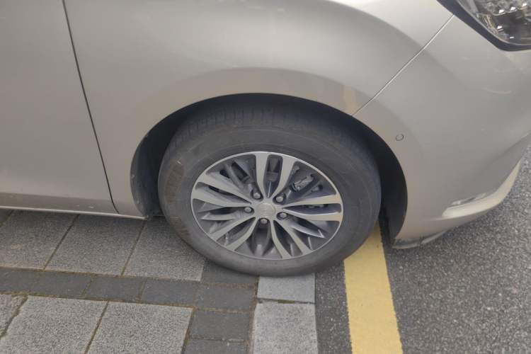 Used Buick GL8 2021 ES Land Cruiser 653T Luxury Edition Right Front Wheel Hub