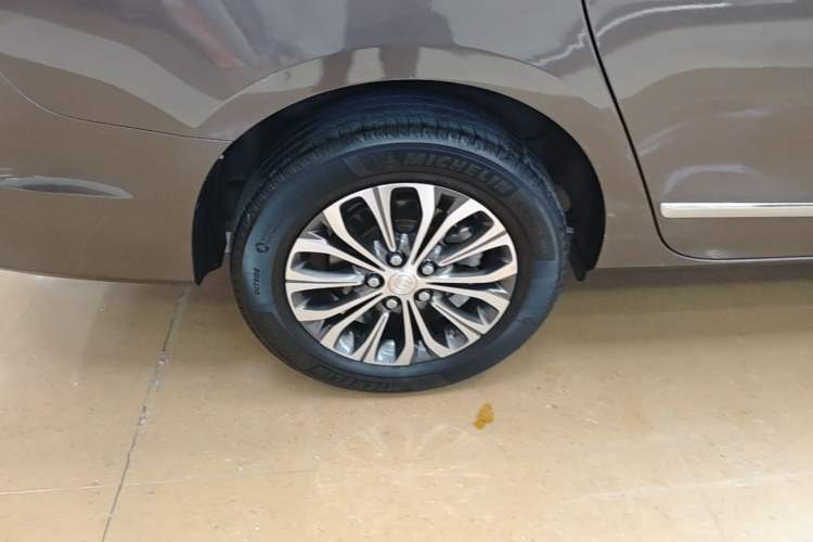 Used Buick GL8 2021 Land Cruiser Executive Class 652T Luxury Model Right Rear Wheel Hub