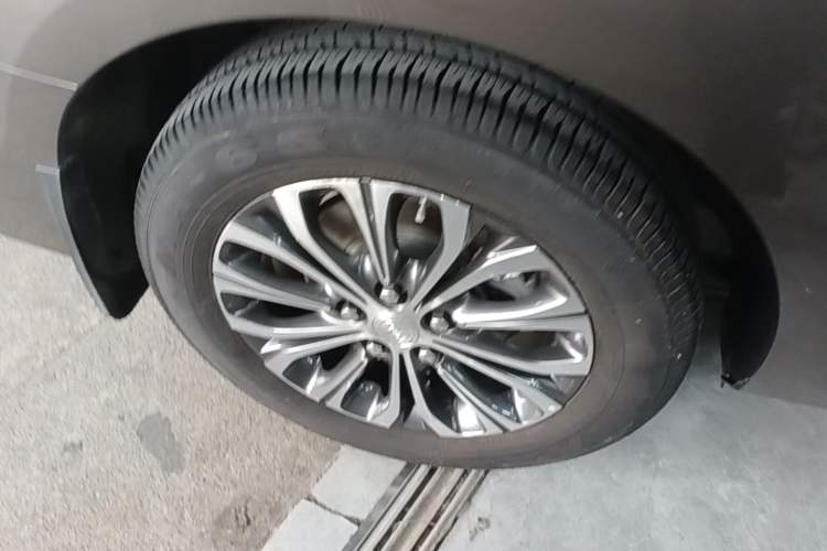 Used Buick GL8 2021 Land Cruiser Executive Class 652T Luxury Model Right Rear Wheel Hub