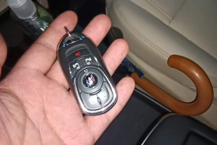Used Buick GL8 2021 ES Land Cruiser 653T Luxury Edition Vehicle Key