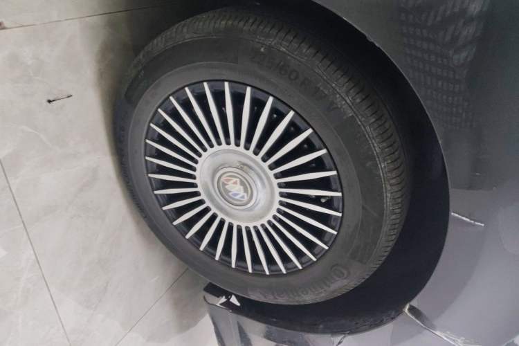 Used Buick GL8 2022 ES Landtrek 653T Comfort Edition Right Front Wheel Hub