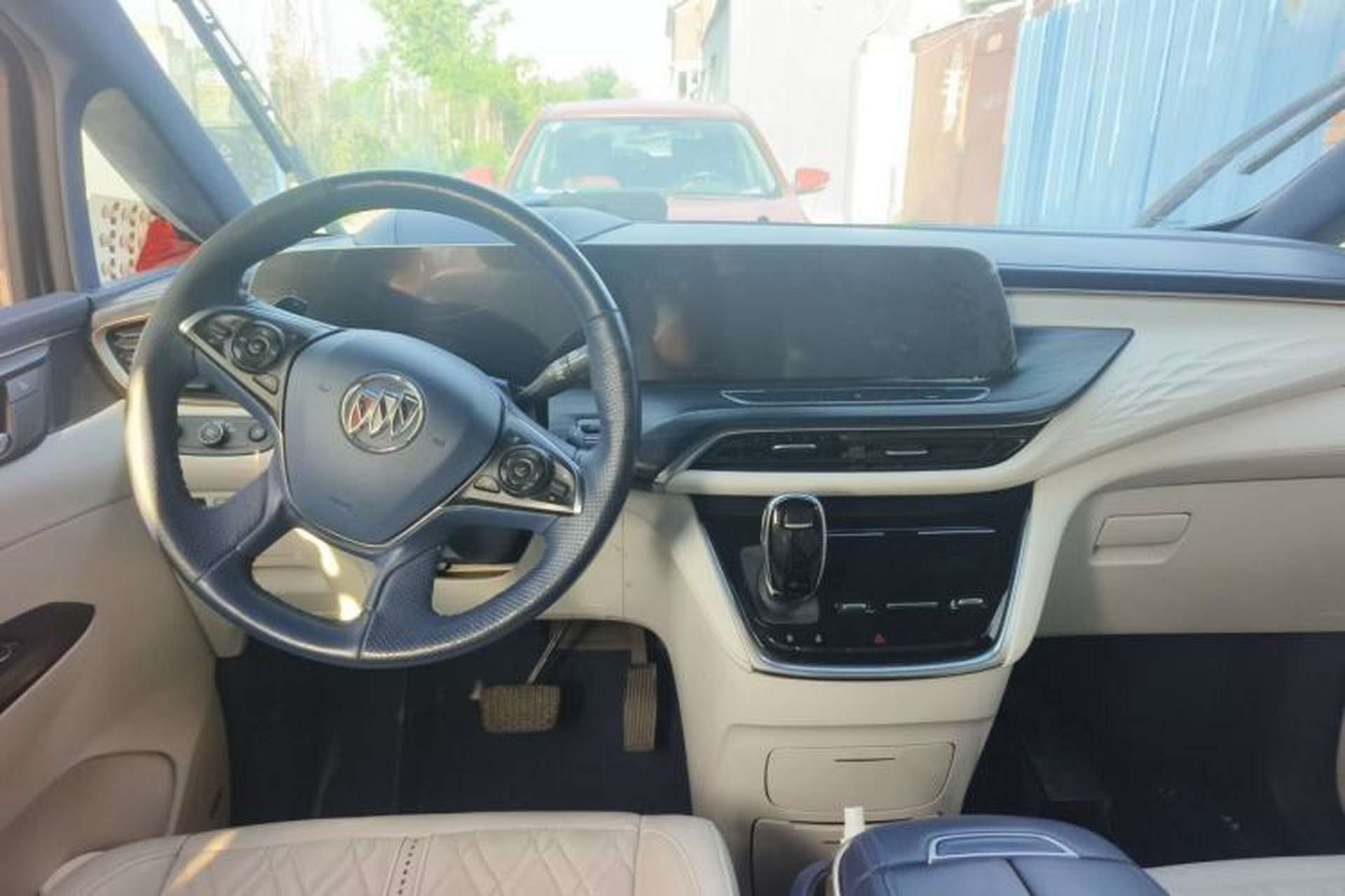 Used Buick GL8 2022 Avenir Avia Four-Seat Prestige Edition Center Console